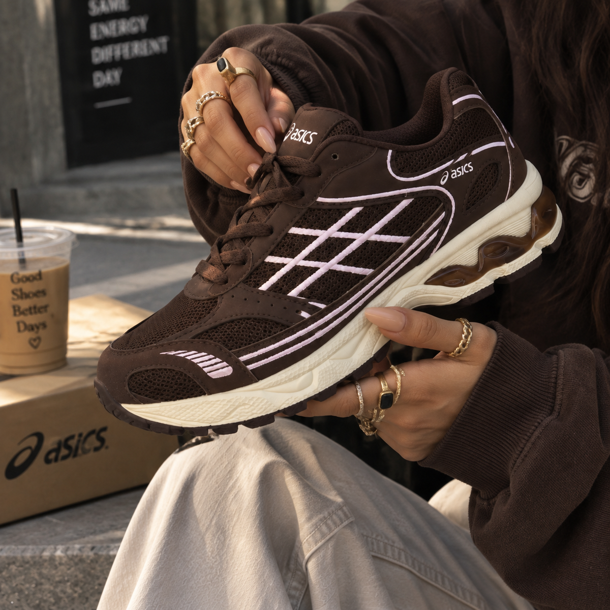 Asics castanho